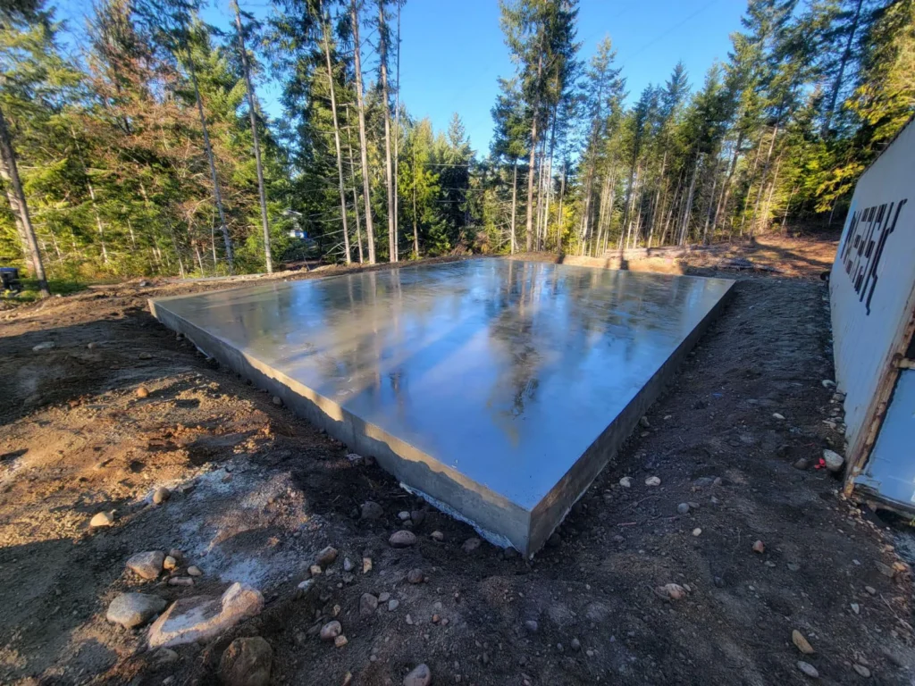 Monolithic slab with thickened perimeter edge for higher load capacity